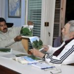 Fidel mostró a Maduro investigaciones sobre producción alimentaria y expresó preocupación por el cambio climático. 27 de julio de 2013 Foto: Estudios Revolución