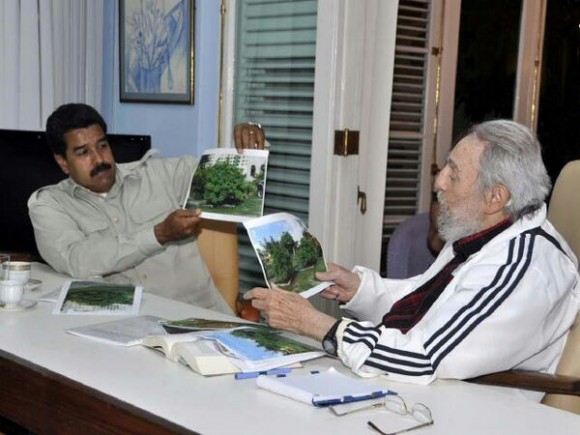 Fidel mostró a Maduro investigaciones sobre producción alimentaria y expresó preocupación por el cambio climático. 27 de julio de 2013 Foto: Estudios Revolución