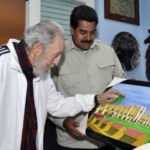 El presidente venezolano obsequió al líder cubano un cuadro dibujado y pintado por el líder venezolano, Hugo Chávez, durante una de sus jornadas de tratamiento en La Habana. La imagen del cuadro es el Cuartel Moncada. Foto: Estudio Revolución