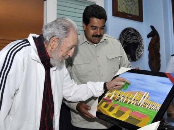 El presidente venezolano obsequió al líder cubano un cuadro dibujado y pintado por el líder venezolano, Hugo Chávez, durante una de sus jornadas de tratamiento en La Habana. La imagen del cuadro es el Cuartel Moncada. Foto: Estudio Revolución