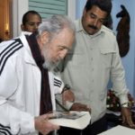 Maduro obsequió a Fidel el libro ‘Mi primera vida’, de Ignacio Ramonet, una entrevista de profundidad al Comandante Chávez. Foto: Estudios Revolución