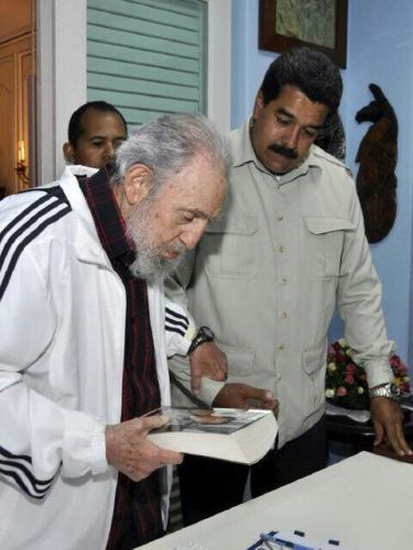Maduro obsequió a Fidel el libro ‘Mi primera vida’, de Ignacio Ramonet, una entrevista de profundidad al Comandante Chávez. Foto: Estudios Revolución