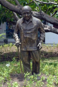 Escultura a tamaño natural de Alberto Granados, amigo personal del Che, y fundador de la Escuela de Medicina en Santiago de Cuba, realizada por el escultor José Parra y ubicada en un promontorio de un patio interior de la Facultada de Medicina # 2, el 19 de julio de 2013. AIN. Foto: Miguel Rubiera Justiz