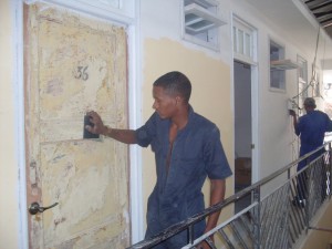 Obreros de Emprestur Santiago dan los toques finales a la reparación del Rex y en particular a la habitación que ocupó Abel.Foto: De la autora