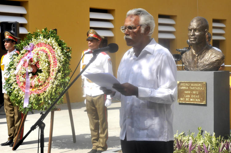 Develan busto de Pedro Manuel Sarría, el teniente del ejército de Batista que le salvó la vida a Fidel.