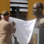 Develan busto de Pedro Manuel Sarría, el teniente del ejército de Batista que le salvó la vida a Fidel. Fotos: José Raúl Rodríguez Robleda.