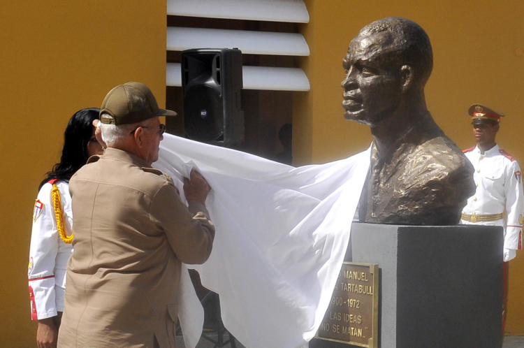 Develan busto de Pedro Manuel Sarría, el teniente del ejército de Batista que le salvó la vida a Fidel. Fotos: José Raúl Rodríguez Robleda.