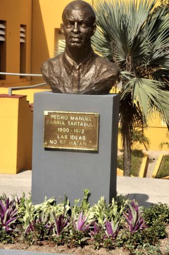 Develan busto de Pedro Manuel Sarría, el teniente del ejército de Batista que le salvó la vida a Fidel. Fotos: José Raúl Rodríguez Robleda.