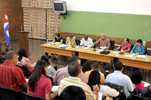 Analiza en Comisión de Salud y Deportes del Parlamento cubano varios temas relacionados con el papel del diputado en la base. Fotos: José Raúl Rodríguez Robleda