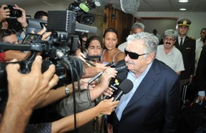 El presidente de Uruguay, José Mujica, conversa con periodistas a su llegada a La Habana.