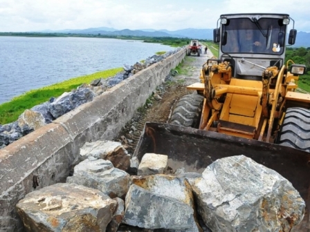 En el talud han sido echados ya unos 29 mil metros cúbicos de rajón. Foto: Juan Carlos Dorado En el talud han sido echados ya unos 29 mil metros cúbicos de rajón. Foto: Juan Carlos Dorado