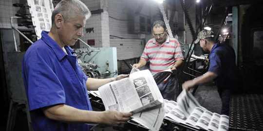 Obreros gráficos chequean calidad de impresión en rotativa del Poligráfico Granma. Fotos: René Pérez Massola