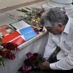 Los dirigentes cubanos depositaron una ofrenda floral en recordación del cumpleaños 59 del desaparecido líder venezolano Hugo Chávez Frías. Foto: René Pérez Massola