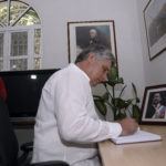 Conmemoramos el 59 aniversario de un hermano mayor, de un líder latinoamericano y universal; de un revolucionario extraordinario, de un amigo fiel de Fidel, Raúl y el pueblo cubano, así escribió esta mañana en el libro de visitantes de la embajada venezolana, Miguel Díaz-Canel Bermúdez, miembro del Buró Político del Comité Central del Partido Comunista de Cuba y primer vicepresidente de los Consejo de Estado y de Ministros. Foto: René Pérez Massola