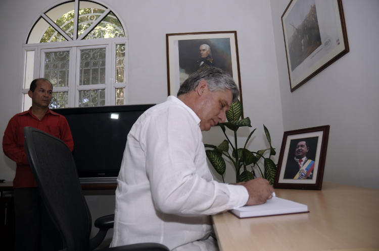 Conmemoramos el 59 aniversario de un hermano mayor, de un líder latinoamericano y universal; de un revolucionario extraordinario, de un amigo fiel de Fidel, Raúl y el pueblo cubano, así escribió esta mañana en el libro de visitantes de la embajada venezolana, Miguel Díaz-Canel Bermúdez, miembro del Buró Político del Comité Central del Partido Comunista de Cuba y primer vicepresidente de los Consejo de Estado y de Ministros. Foto: René Pérez Massola