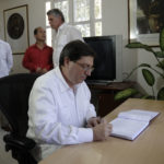Bruno Rodríguez Parrila, canciller cubano, firma el libro de visitantes. Foto: René Pérez Massola