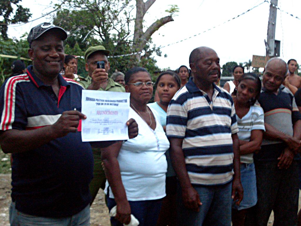 Bicet se regocija de recibir en su barrio el reconocimiento como trabajador destacado.