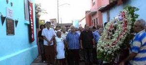 En horas de la mañana de este martes, y en nombre del pueblo de Cuba, se colocaron sendas ofrendas florales en el Callejón del Muro. Foto: AIN