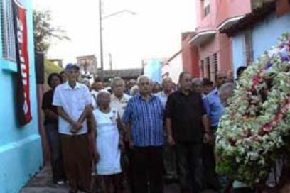 Ofrenda floral de Fidel y Raúl ante la tumba de Frank País García