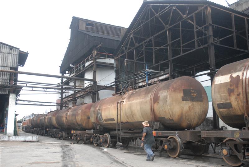 En la destilería espirituana se envía alcohol tipo A para la empresa Suchel en La Habana. Foto: Vicente Brito