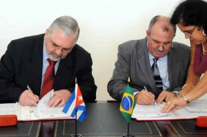 el ilustre visitante procedió a la firma de un memorándum de entendimiento con Darío Delgado, Fiscal General de la República de Cuba, en aras de consolidar los lazos de cooperación entre ambas instituciones