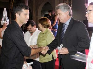 Díaz-Canel entrega el diploma a uno de los graduados más destacados