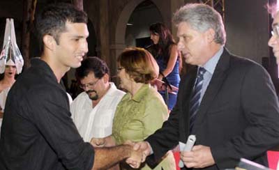Díaz-Canel entrega el diploma a uno de los graduados más destacados