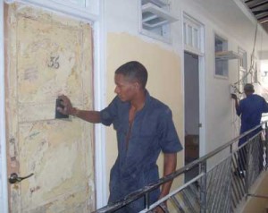 Obreros de Emprestur Santiago dan los toques finales a la reparación del Rex y en particular a la habitación que ocupó