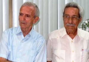 A la izquierda Alejandro Ferras, asaltante al Moncada y a la derecha Gilberto García, expedicionario del yate Granma. Foto: Rodny Alcolea