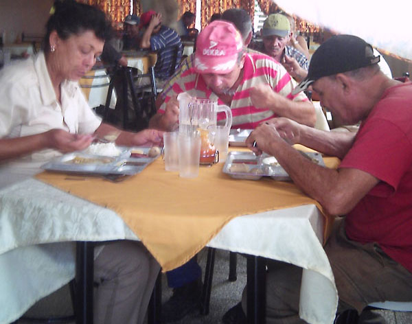 Reinan el orden y el confort en el comedor obrero.
