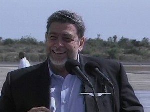 Primer ministro de San Vicente y las Granadinas, Ralph Gonsalves, a su arribo al aeropuerto internacional Antonio Maceo de Santiago de Cuba.