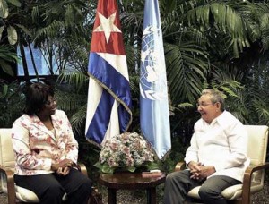  El General de Ejército Raúl Castro Ruz, Presidente de los Consejos de Estado y de Ministros, recibió en la tarde de este miércoles a la excelentísima señora Carisse Etienne, directora de la Organización Panamericana de la Salud (OPS), quien realiza una visita a Cuba  