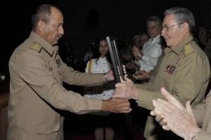 En acto celebrado con motivo del 50 Aniversario de la fundación de la Academia de las Fuerzas Armadas Revolucionarias General Máximo Gómez, órdenes Antonio Maceo y Carlos J. Finlay, le fue concedida tal distinción a Fidel. Foto: Estudios Revolución