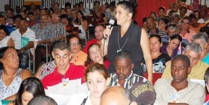 Yamilé Díaz Expósito, secretaria general del buró sindical de la expansión de la refinería de petróleo, exhortó a escuchar con mayor atención las opiniones de los afiliados. Foto: Modesto Gutiérrez, AIN.