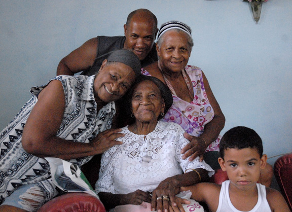 La familia desempeña un papel fundamental en el cuidado de los ancianos. Cariño y respeto no deben faltarles. Fotos: Agustín Borrego