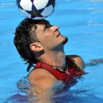 El cubano Jhoen Lefont logró este sábado en La Habana un nuevo récord mundial de golpes con la cabeza a un balón de fútbol flotando en el agua.Fotos: Joaquín Hernández Mena