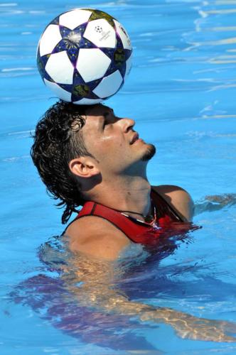 El cubano Jhoen Lefont logró este sábado en La Habana un nuevo récord mundial de golpes con la cabeza a un balón de fútbol flotando en el agua.Fotos: Joaquín Hernández Mena