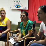 Intervención de Ailí Labañino (D), hija de Ramón Labañino, uno de los Cinco Héroes Cubanos, durante un encuentro con la XX Brigada Latinoamericana y Caribeña de Solidaridad con Cuba, en el campamento internacional Julio Antonio Mella, en Caimito, provincia de Artemisa