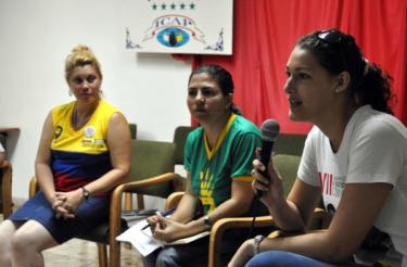 Intervención de Ailí Labañino (D), hija de Ramón Labañino, uno de los Cinco Héroes Cubanos, durante un encuentro con la XX Brigada Latinoamericana y Caribeña de Solidaridad con Cuba, en el campamento internacional Julio Antonio Mella, en Caimito, provincia de Artemisa