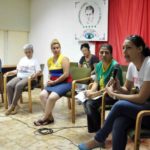 Intervención de Ailí Labañino (D), hija de Ramón Labañino, uno de los Cinco Héroes Cubanos, durante un encuentro con la XX Brigada Latinoamericana y Caribeña de Solidaridad con Cuba, en el campamento internacional Julio Antonio Mella, en Caimito, provincia de Artemisa