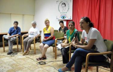 Intervención de Ailí Labañino (D), hija de Ramón Labañino, uno de los Cinco Héroes Cubanos, durante un encuentro con la XX Brigada Latinoamericana y Caribeña de Solidaridad con Cuba, en el campamento internacional Julio Antonio Mella, en Caimito, provincia de Artemisa