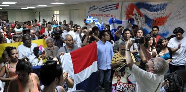 Participantes de la XX Brigada Latinoamericana y Caribeña de Solidaridad con Cuba, durante un encuentro de los familiares de los Cinco Héroes, en el campamento internacional Julio Antonio Mella, en Caimito, provincia de Artemisa