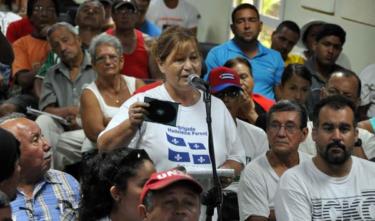 Participantes de la XX Brigada Latinoamericana y Caribeña de Solidaridad con Cuba, durante un encuentro de los familiares de los Cinco Héroes, en el campamento internacional Julio Antonio Mella, en Caimito, provincia de Artemisa