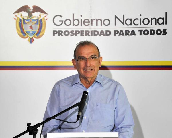 El representante del gobierno colombiano, Humberto de La Calle, ofrece declaraciones a la prensa, en el Palacio de Convenciones, en La Habana, Cuba, el 10 de agosto de 2013, con motivo de la conclusión de otro ciclo de Diálogos de Paz con la guerrilla colombiana.
