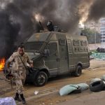La televisión estatal egipcia informa que las autoridades tomaron totalmente el control de ambos campamentos de manifestantes pro-Morsi en El Cairo.