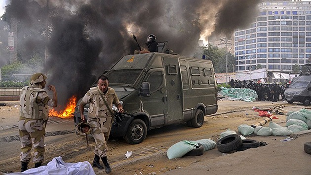 La televisión estatal egipcia informa que las autoridades tomaron totalmente el control de ambos campamentos de manifestantes pro-Morsi en El Cairo.
