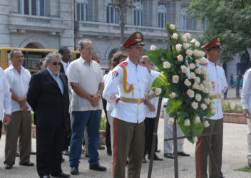 Acto de recordación al Grito de Libertad en América Latina, y colocación de ofrenda floral al Héroe Nacional José Martí, en el Parque Central de la capital cubana