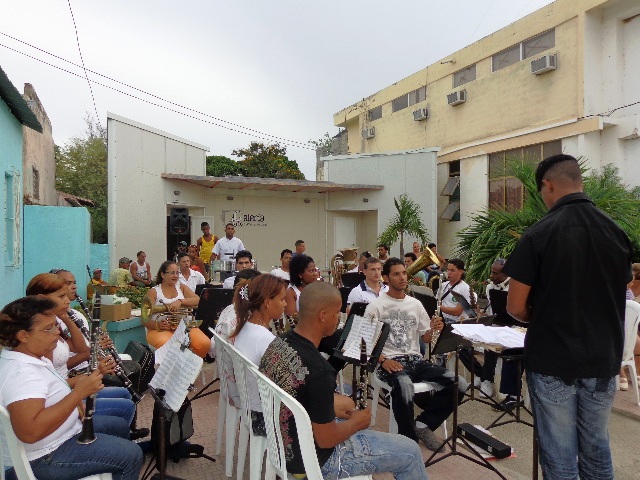 Algunos prefieren deleitarse con las interpretaciones de la banda municipal | foto: Rodny Alcolea.