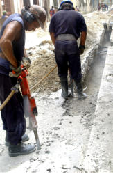 Brigadas de trabajadores de todo el país intervienen en estas labores.