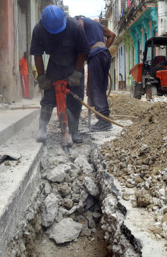 El trabajo no se detiene tampoco en las calles de la capital cubana